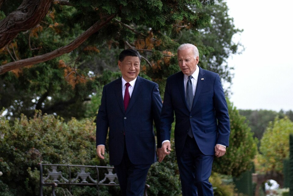 Kinas præsident, Xi Jinping, og USA's præsident, Joe Biden, går sammen, efter at de har været i et fire timer langt møde onsdag.