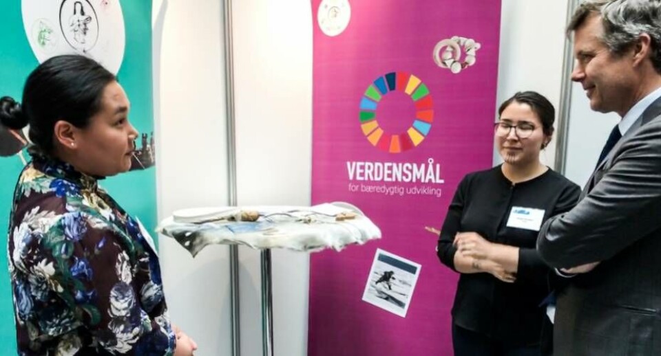 Kronprins Frederik hilste på og spurgte interesseret ind til de to unge kvinders projekt
