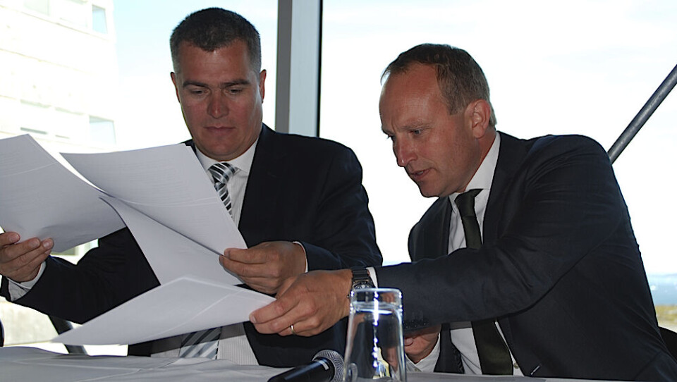 Medlem af naalakkersuisut for boliger, infrastruktur og trafik Jens B. Frederiksen, Demokraterne, og klima-, energi- og bygningsminister Martin Lidegaard, Radikale Venstre, underskrev onsdag i Nuuk en fremadrettet samarbejdsaftale, som vil styrke grønlandsk deltagelse ved internationale klimaforhandlinger. Foto: Mads Nyvold
