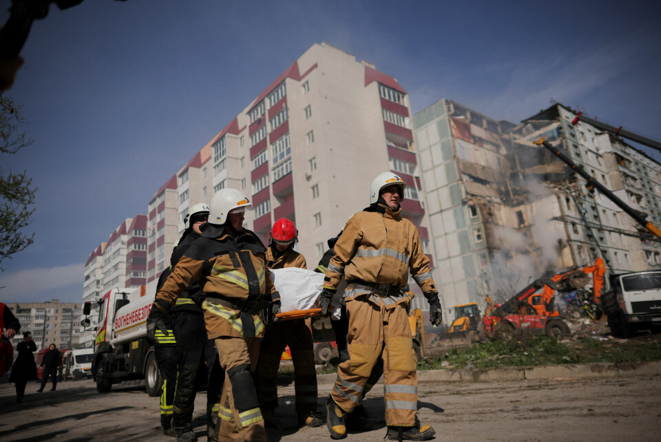 Redningsarbejdere i gang med arbejdet i en boligblok i Uman efter nattens russiske angreb.