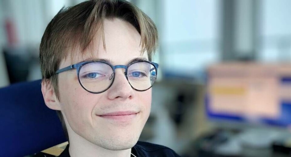 Ole Hjorth arbejder som AFIS-operatør, der leverer informationer, som en pilot skal bruge for at udføre sin flyvning sikkert og effektivt.