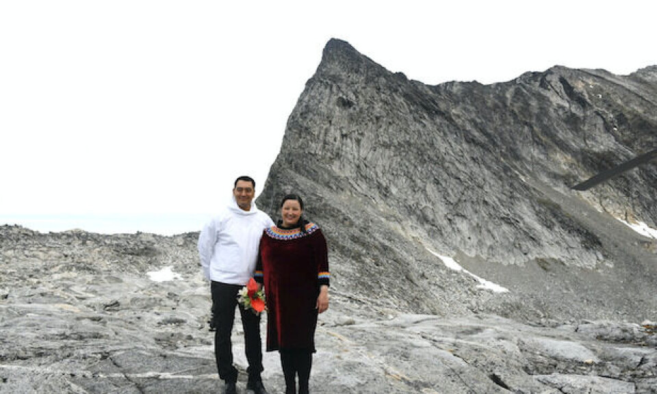 Torsdag blev et nuuk-par viet på en noget usædvanlig måde. De valgte nemlig at sige ja til hinanden på toppen af Sermitsiaq Dorthe Marie MøllerDet nygifte par kort tid efter landingen til Nuuk Leiff JosefsenTorsdag blev et nuuk-par viet på en noget usædvanlig måde. De valgte nemlig at sige ja til hinanden på toppen af Sermitsiaq Dorthe Marie MøllerDet nygifte par kort tid efter landingen til Nuuk Leiff JosefsenTorsdag blev et nuuk-par viet på en noget usædvanlig måde. De valgte nemlig at sige ja til hinanden på toppen af Sermitsiaq Dorthe Marie MøllerDet nygifte par kort tid efter landingen til Nuuk Leiff Josefsen