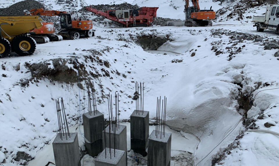 Her ses betonfundamenter til parabolantenne. Nu har Permagreen midlertidigt indstillet arbejdet med antenneparken.