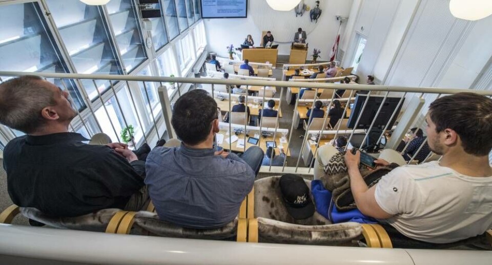 Inatsisartut medlemmerne debatterede i fire timer og 25 minutter, hvad der skal ske med forfatningsudkastet.