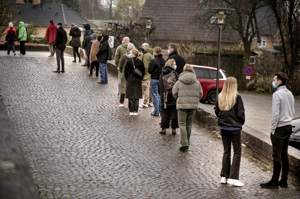 Lange køer for at blive testet for covid-19 ved Gladsaxe Gymnasium, tirsdag den 8. december 2020.Det er først og fremmest alle unge mellem 15 og 25 år, som opfordres til at blive testet, fordi smittetallene lige nu er ekstra høje for denne aldersgruppe.
