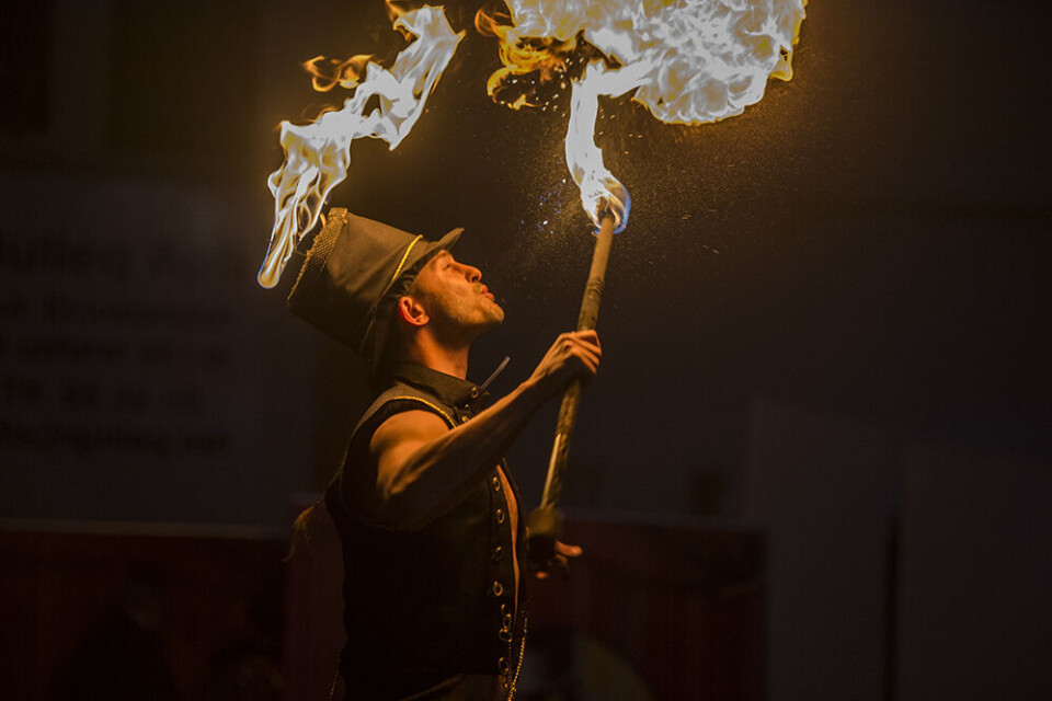 Cirkus Arenas når halvt så mange byer i denne omgang. To byer misser muligheden for at opleve Cirkus i år på grund af stormvarsel og aflysninger af fly.