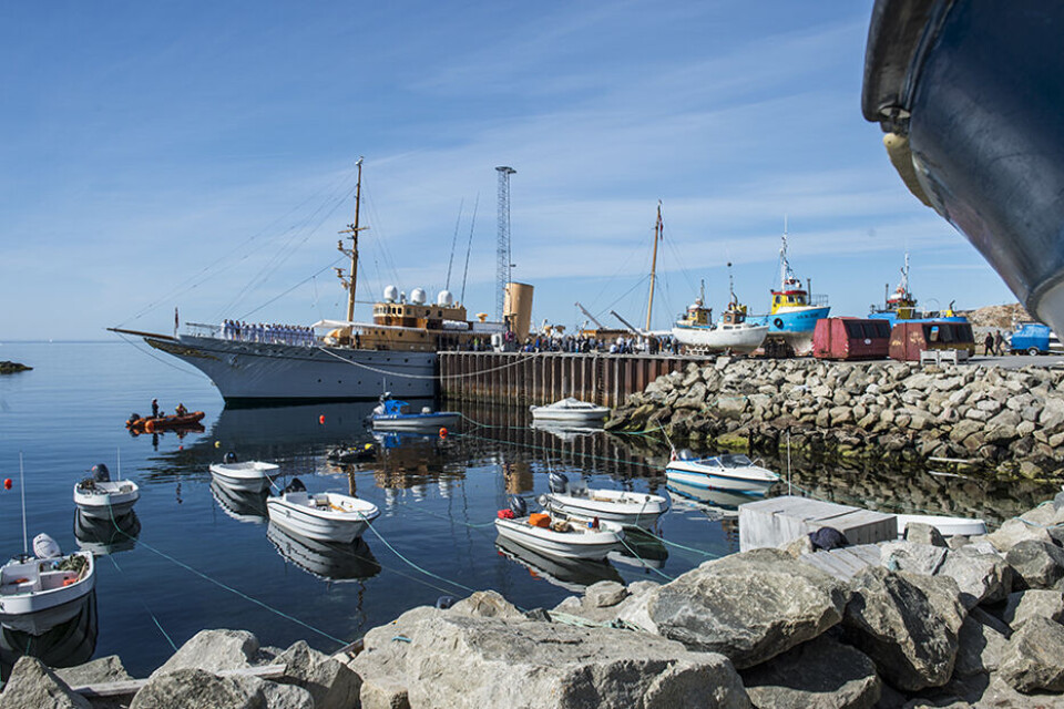 Kongeskibet Dannebrog ligger smukt ved havnen i Upernavik. Dronningen mødte prinsgemalen på skibet. Han kom sydfra fredag. Hun kom nordfra lørdag Leiff JosefsenPrins Henrik kigger på børnene, der fisker efter småtorsk ved Dannebrog Leiff JosefsenBørnene fangede 4-5 småtorsk Leiff JosefsenOmkring 100 mødte lørdag op i havnen ved Dannebrog, da dronningen ankom til Upernavik Leiff JosefsenFormand for Naalakkersuisut Kim Kielsen ankom til Upernavik sammen med dronningen. Her hilser han på bekendte i havnen Leiff JosefsenDronningen landede i Upernavik ved 15.30 tiden lørdag eftermiddag. Her blev hun kørt direkte ned til kongeskibet Dannebrog, hvor hun blev modtaget af besætningen på skibet, som hun hilste på og gav hånd til Leiff JosefsenDronningen vinkede glad til de mange mennesker i Upernavik, der var kommet til havnen for at hilse på hende Leiff JosefsenUmiddelbart efter ankomsten til Upernavik gav dronningen et kort interview ombord på Dannebrog til den samlede presse fra grønlandske og danske medier Leiff JosefsenDronningen havde glædet sig specielt meget til at komme til Upernavik, som var den første by hun besøgte i Grønland, da hun som 20-årig første gang var på Grønlandsrejse sammen med sine forældre og søstre i 1960 Leiff JosefsenKongeskibet Dannebrog ligger smukt ved havnen i Upernavik. Dronningen mødte prinsgemalen på skibet. Han kom sydfra fredag. Hun kom nordfra lørdag Leiff JosefsenPrins Henrik kigger på børnene, der fisker efter småtorsk ved Dannebrog Leiff JosefsenBørnene fangede 4-5 småtorsk Leiff JosefsenOmkring 100 mødte lørdag op i havnen ved Dannebrog, da dronningen ankom til Upernavik Leiff JosefsenFormand for Naalakkersuisut Kim Kielsen ankom til Upernavik sammen med dronningen. Her hilser han på bekendte i havnen Leiff JosefsenDronningen landede i Upernavik ved 15.30 tiden lørdag eftermiddag. Her blev hun kørt direkte ned til kongeskibet Dannebrog, hvor hun blev modtaget af besætningen på skibet, som hun hilste på og gav hånd til Leiff JosefsenDronningen vinkede glad til de mange mennesker i Upernavik, der var kommet til havnen for at hilse på hende Leiff JosefsenUmiddelbart efter ankomsten til Upernavik gav dronningen et kort interview ombord på Dannebrog til den samlede presse fra grønlandske og danske medier Leiff JosefsenDronningen havde glædet sig specielt meget til at komme til Upernavik, som var den første by hun besøgte i Grønland, da hun som 20-årig første gang var på Grønlandsrejse sammen med sine forældre og søstre i 1960 Leiff JosefsenKongeskibet Dannebrog ligger smukt ved havnen i Upernavik. Dronningen mødte prinsgemalen på skibet. Han kom sydfra fredag. Hun kom nordfra lørdag Leiff Josefsen Dannebrog, Upernavik, 110715