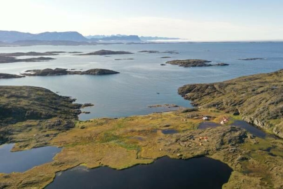 Et drone-fotografi med Nipisat-øen i forgrunden og den formodede Præsteø lige syd derfor. Der er udsigt helt ned til fjeldene ved Itilleq og Kangerlussuaq’s munding.