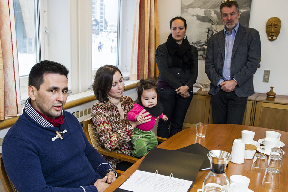 - Vil personnavneudvalget presse os til at bruge et dansk navn, spørger Mads Peter Heiselberg, der her sidder sammen med sin kone Kristine og Inuuneq Leiff Josefsen1.012 underskrifter bliver afleveret til Nick Nielsen, der personligt vil overrække dem til personnavneudvalget Leiff JosefsenInuuneq er nu et halvt år, men har endnu ikke fået det navn hendes forældre ønsker hun skal have godkendt Leiff JosefsenNick Nielsen kigger på underskrifter og konstaterer at der er kommet underskrifter fra hele landet Leiff Josefsen- Vil personnavneudvalget presse os til at bruge et dansk navn, spørger Mads Peter Heiselberg, der her sidder sammen med sin kone Kristine og Inuuneq Leiff Josefsen1.012 underskrifter bliver afleveret til Nick Nielsen, der personligt vil overrække dem til personnavneudvalget Leiff JosefsenInuuneq er nu et halvt år, men har endnu ikke fået det navn hendes forældre ønsker hun skal have godkendt Leiff JosefsenNick Nielsen kigger på underskrifter og konstaterer at der er kommet underskrifter fra hele landet Leiff Josefsen