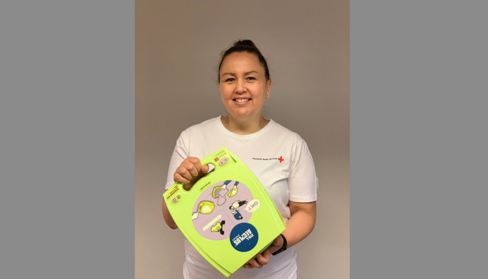 s sekretariatschef Betina L. Petersen med en hjertestarter. Snart bliver alle hjertestartere registreret i en app, så de bliver nemme at finde. Kalaallit Røde Korsiat