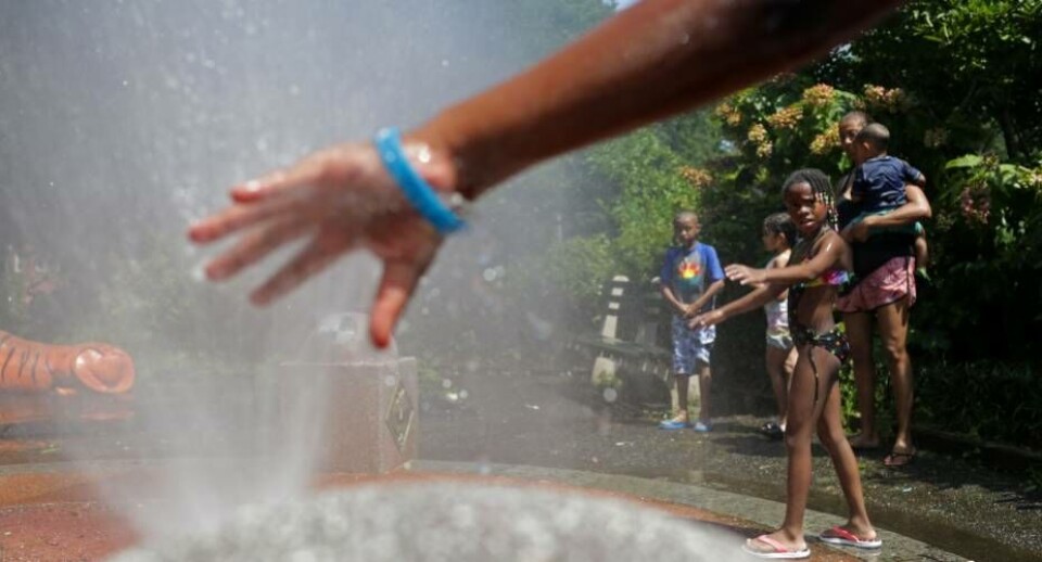 Springvandet i Herbert Von King Parken i Brooklyn i New York bliver brugt til at svale sig i hedebølgen, der har ramt USA: