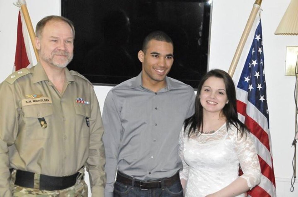 Brudeparret, Samantha og Adam, er amerikanske statsborgere og gør tjeneste ved United States Air Force, USAF. Oberstløjtnant Kim M. Mikkelsen fra Arktisk Kommando forestod vielsen