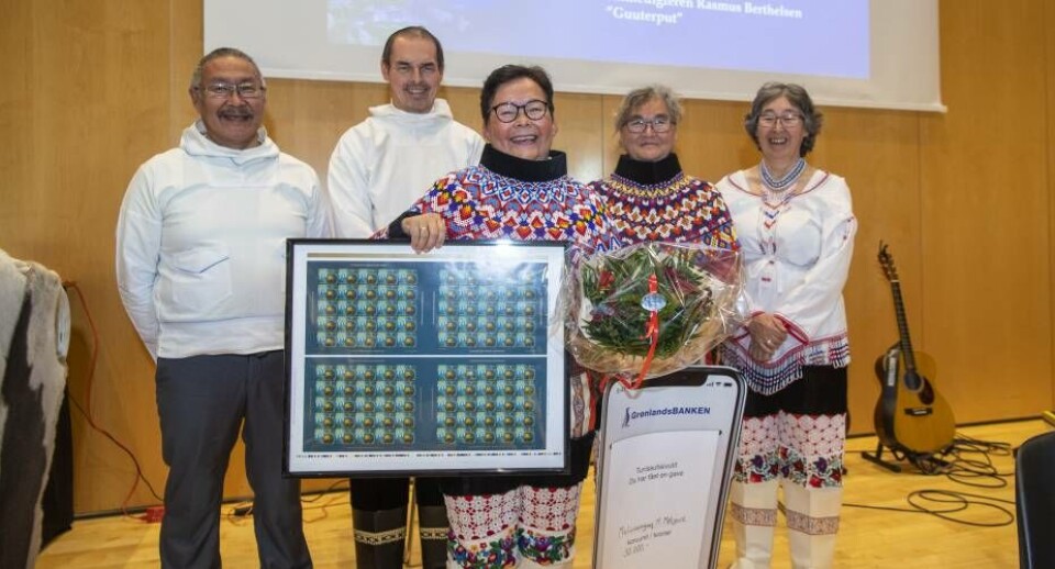 Årets julemærkekunstner sammen med bestyrelsen for den grønlandske julemærkefond; fra venstre kassereren Jens Hansen, næstformanden Steen Jeppson, julemærkekunstneren Maliinannguaq Marcussen Mølgaard med julemærket 2021, Agnetha Pertersen og formanden Helena Jensen. Det femte bestyrelsesmedlem Naleraq Eugenius var ude at rejse.