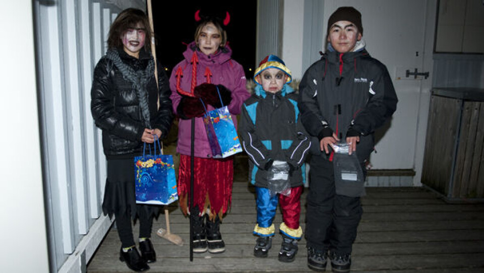 – Hit med slikket, eller vi laver ballade! Halloween-udklædte børn i Nuuk. Foto: Leiff Josefsen Foto: Leiff Josefsen – Hit med slikket, eller vi laver ballade! Halloween-udklædte børn i Nuuk. Foto: Leiff Josefsen Foto: Leiff Josefsen – Hit med slikket, eller vi laver ballade! Halloween-udklædte børn i Nuuk. Foto: Leiff Josefsen Foto: Leiff Josefsen