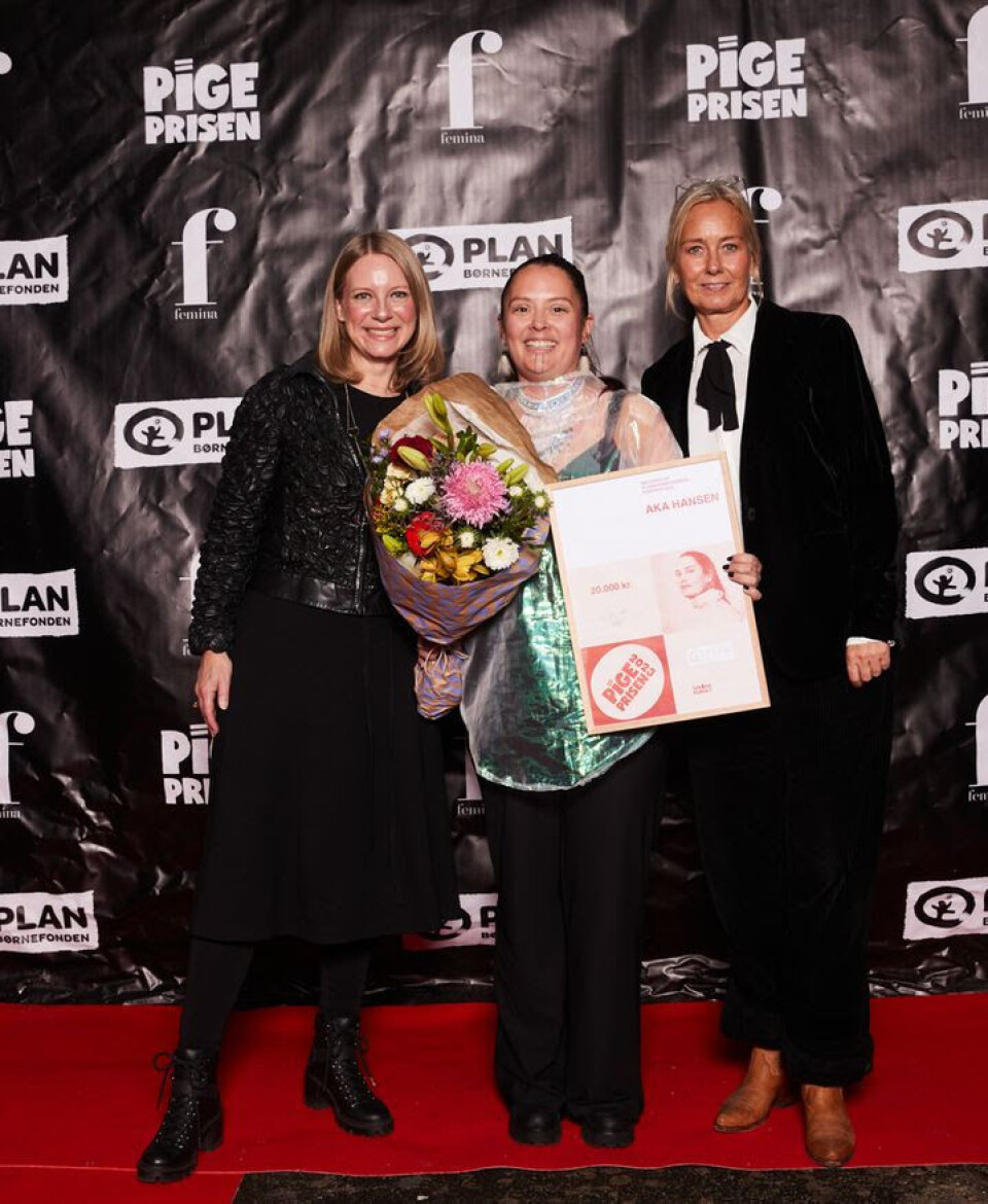 På billedet ses Aka Hansen med bestyrelsesmedlem Charlotte Møller-Andersen og CEO for PlanBørnefonden Dorthe Petersen.