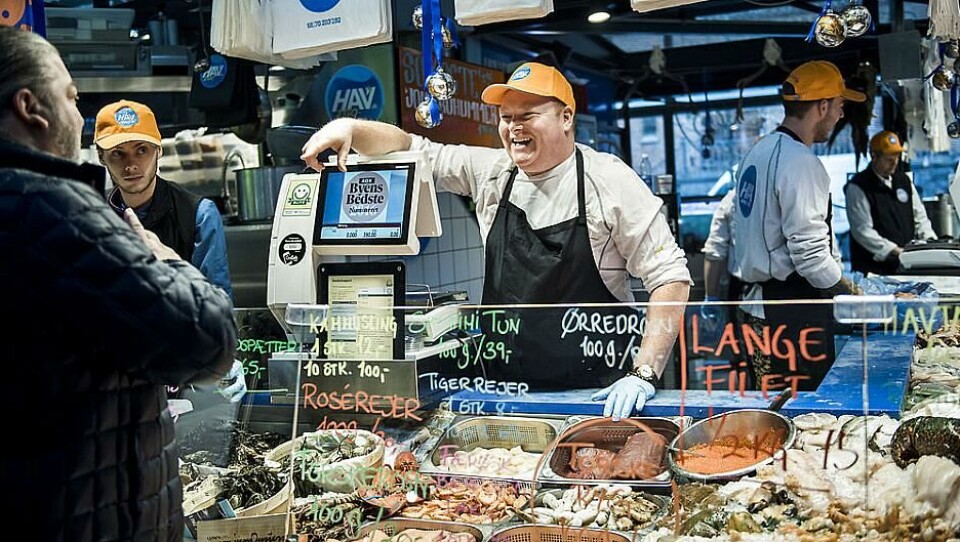 Der er to fiskebutikker i Torvehallerne i København. De har begge en kæmpe omsætning, og den ene 30 ansatte.