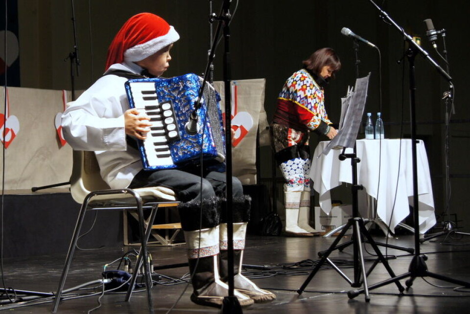 !0 årige Kim Chemnitz med sin harmonika vakte begejstring. Foreningen ULO fra Sønderborg opføtte en forrygende morsom sketch om silataangiaasut/synge julesalmer udenfor. Først var der dans om juletræet og så blev godteposerne delt ud. Der var trængsel om TV for at sende julehilsen hjem til Grønland. Så skulle der vinkes med et 'juullimi pilluaritsi'. Storkor,sammensat til lejligheden sang 'Qaammarsagaalluarmat'. !0 årige Kim Chemnitz med sin harmonika vakte begejstring. Foreningen ULO fra Sønderborg opføtte en forrygende morsom sketch om silataangiaasut/synge julesalmer udenfor. Først var der dans om juletræet og så blev godteposerne delt ud. Der var trængsel om TV for at sende julehilsen hjem til Grønland. Så skulle der vinkes med et 'juullimi pilluaritsi'. Storkor,sammensat til lejligheden sang 'Qaammarsagaalluarmat'. !0 årige Kim Chemnitz med sin harmonika vakte begejstring.
