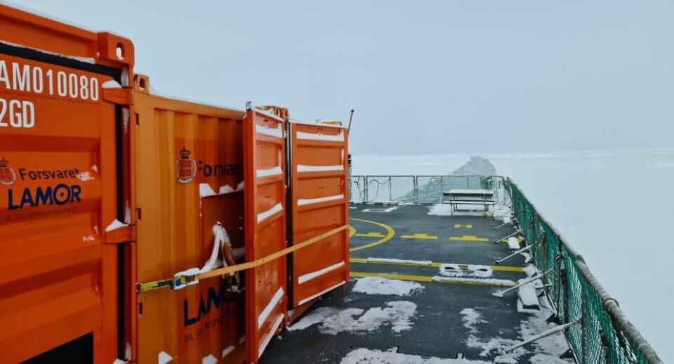 Inspektionsfartøjet Ejnar Mikkelsen er fortsat indsat i området med havmiljøudstyr om bord og observerer samt tager vand- og olieprøver, hvis olie observeres.