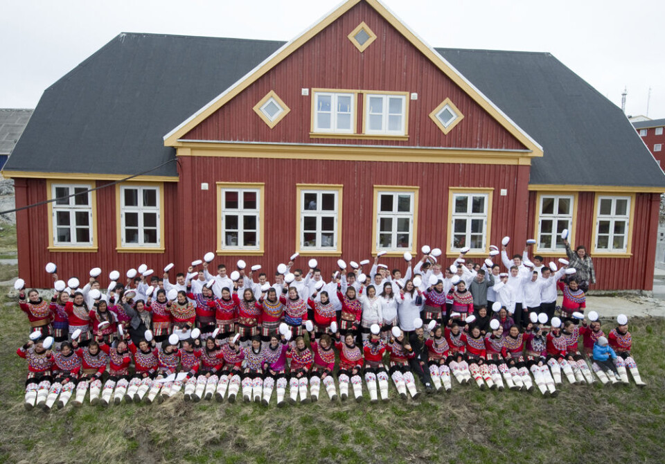 Lørdag den 25. juni dimitterede i alt 97 GU studenter i Nuuk. Her sidder de alle foran Seminarie bygningen. De nye studenter dansede først rundt om Kaassassuk og derefter rundt om Amisut i bymidten. Lørdag den 25. juni dimitterede i alt 97 GU studenter i Nuuk. Her sidder de alle foran Seminarie bygningen. De nye studenter dansede først rundt om Kaassassuk og derefter rundt om Amisut i bymidten. Lørdag den 25. juni dimitterede i alt 97 GU studenter i Nuuk. Her sidder de alle foran Seminarie bygningen. De nye studenter dansede først rundt om Kaassassuk og derefter rundt om Amisut i bymidten.
