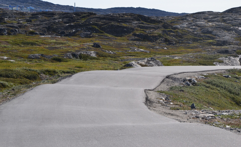 Så galt kan det gå med en asfalteret vej, når permafrosten bliver udsat for klimaforandringer. Nyt studie gør os klogere på, hvordan vi laver de bedste infrastrukturløsninger. Sonia Tomaskovicova fortsætter sine studier i Qaanaaq for ARTEK i Sisimiut. privat-fotoSå galt kan det gå med en asfalteret vej, når permafrosten bliver udsat for klimaforandringer. Nyt studie gør os klogere på, hvordan vi laver de bedste infrastrukturløsninger. Sonia Tomaskovicova fortsætter sine studier i Qaanaaq for ARTEK i Sisimiut. privat-fotoSå galt kan det gå med en asfalteret vej, når permafrosten bliver udsat for klimaforandringer. Nyt studie gør os klogere på, hvordan vi laver de bedste infrastrukturløsninger. Sonia Tomaskovicova fortsætter sine studier i Qaanaaq for ARTEK i Sisimiut. privat-foto