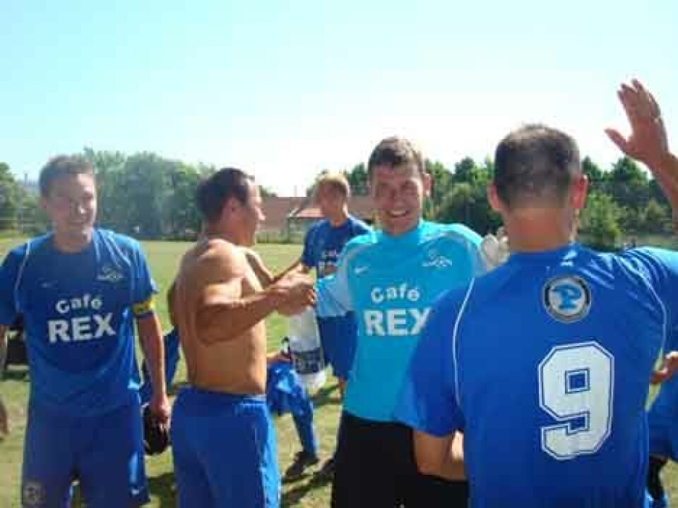 Glade FC Nanoq spillere efter sejren over Sunred Beach med 4-3.
