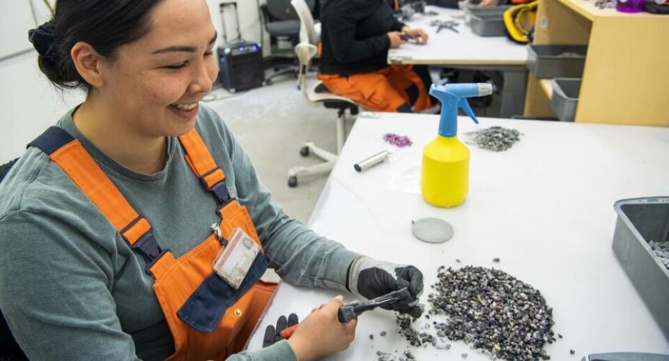 Malou Mølgaard elsker at køre med de store maskiner i rubinminen. Indimellem arbejder hun også med at knække de bløde dele væk fra rubinerne.