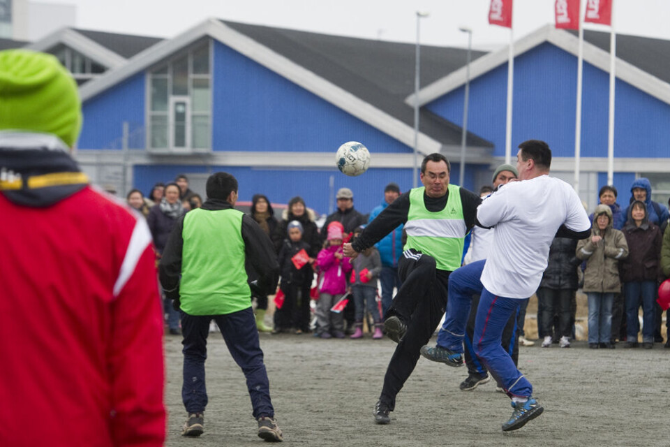 IA's Jokum Nielsen og Siumuts Anders Olsen tørner sammen. Foto: Leiff Josefsen IA’s Peter Lyberth var så uheldig at score selvmål, og han måtte lide den tort at blive hyldet af Siumuts spillere. Foto: Leiff Josefsen Storm Ludvigsen stod en brandkamp i IA-målet og forhindrede en endnu større afklapsning. Foto: Leiff Josefsen Karl Lyberth, Aleqa Hammond og Finn Karlsen jubler over en Siumut-scoring. Foto: Leiff Josefsen Hans Aronsen, sammen med Johan Lund Olsen, startede kampen med et chokmål efter kun et minuts spilletid. Foto: Leiff Josefsen IA's Jokum Nielsen og Siumuts Anders Olsen tørner sammen. Foto: Leiff Josefsen IA’s Peter Lyberth var så uheldig at score selvmål, og han måtte lide den tort at blive hyldet af Siumuts spillere. Foto: Leiff Josefsen Storm Ludvigsen stod en brandkamp i IA-målet og forhindrede en endnu større afklapsning. Foto: Leiff Josefsen Karl Lyberth, Aleqa Hammond og Finn Karlsen jubler over en Siumut-scoring. Foto: Leiff Josefsen Hans Aronsen, sammen med Johan Lund Olsen, startede kampen med et chokmål efter kun et minuts spilletid. Foto: Leiff Josefsen IA's Jokum Nielsen og Siumuts Anders Olsen tørner sammen. Foto: Leiff Josefsen