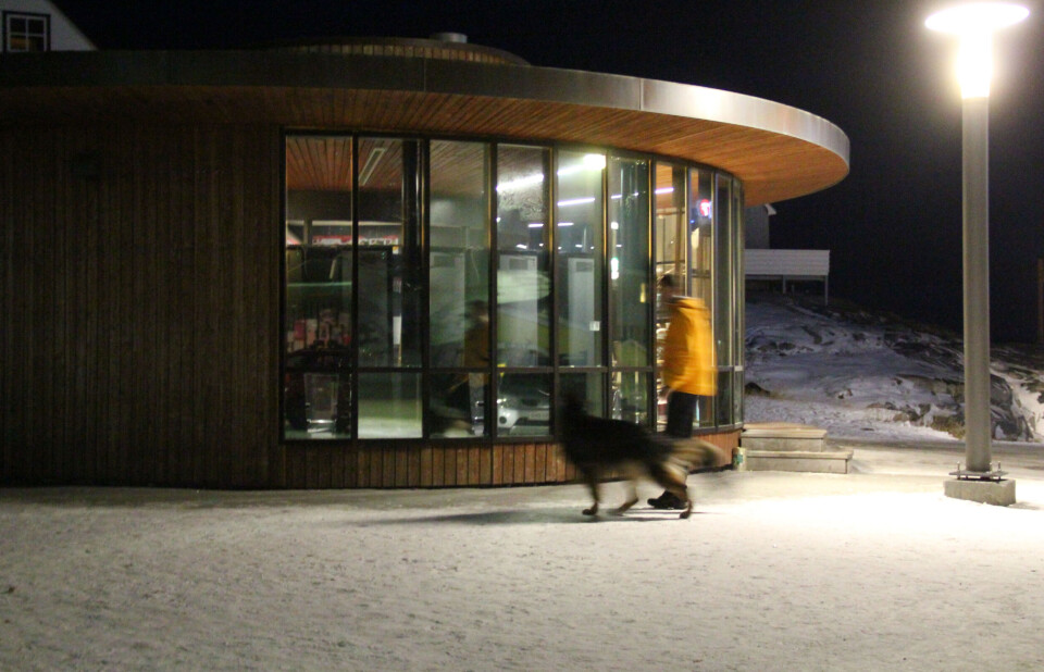 Betjent med hund blev tilkaldt til sporsøgning. Benny KokholmPolitiet lukkede Centrum Grill under afhøring af personalet Benny KokholmPolitiet igang med afhøring af lederen, som blev udsat for røveriet Benny KokholmBetjent med hund blev tilkaldt til sporsøgning. Benny KokholmPolitiet lukkede Centrum Grill under afhøring af personalet Benny KokholmPolitiet igang med afhøring af lederen, som blev udsat for røveriet Benny KokholmBetjent med hund blev tilkaldt til sporsøgning. Benny Kokholm