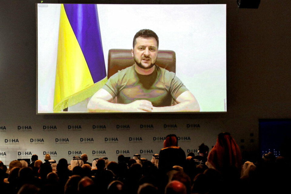 Lande såsom Qatar, som er rig på olie, kan hjælpe Europa, lyder det fra Zelenskyj lørdag via videolink.