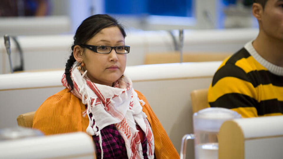 Angalanermi peqataapput Jane Petersen (assi) aamma Hans Aronsen, tamarmik IA, kiisalu Ruth Heilmann aamma Aleqa Hammond, tamarmik Siumut. Assi toqqorsivimmit: Leiff Josefsen