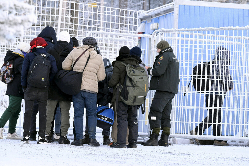 inske grænsevagter kontrollerer ID på de migranter, der onsdag er ankommet til grænseovergangen Salla i det nordlige Finland. Tidligere har Finland lukket fire grænseovergange og lukker nu tre af de fire, der stadig er åbne.