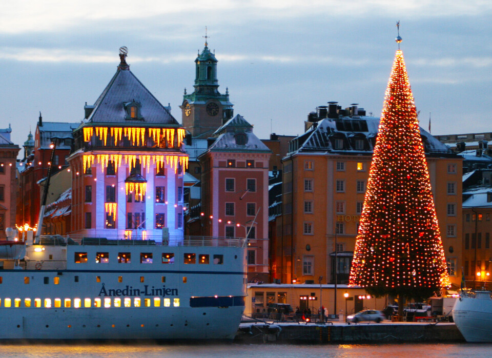 Det imponerende orpiliaq er verdens højeste, og det kan ses i store dele af Stockholm. Firmaet Kinnevik, som hvert år giver et orpiliaq til Stockholm, har til huse i det lysudsmykkede hus på en af Stockholms dyreste adresser. Foto: Klaus Georg Hansen