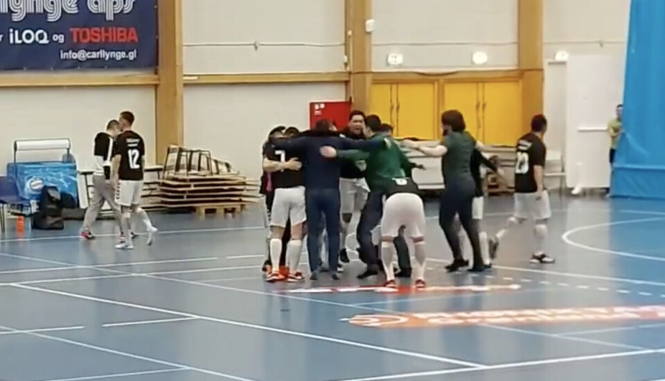 Stor jubel af Nagtoralik-spillerne, efter den dramatiske afslutning i deres kamp mod IT-79