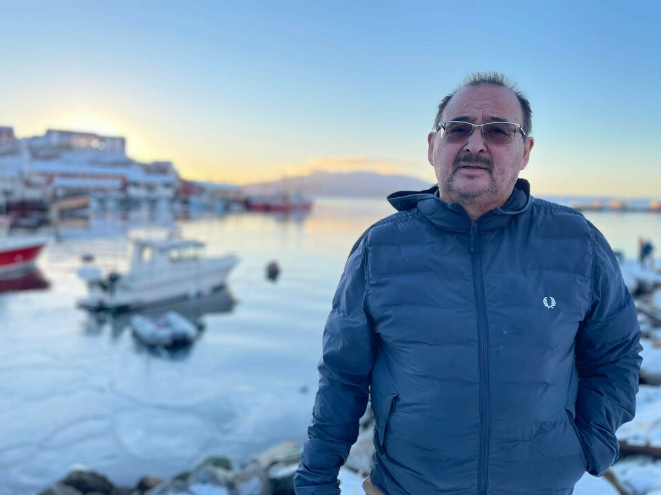 - Det er meget normalt. Nogle fortæller, at der er mere end ti personer i en båd. Vi har et billede, hvor der var 16 passagerer der ankom til Qaqortoq i en åben jolle. De havde ingen redningsvest på og der var børn, siger Anguteeraq Høegh-Olsen til Sermitsiaq.AG.