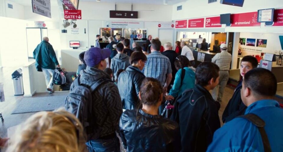 På dette arkivfoto ses flypassagerer i lufthavnen i Kangerlussuaq. Atlantflyveren er parkeret på sydpladsen i lufthavnen.