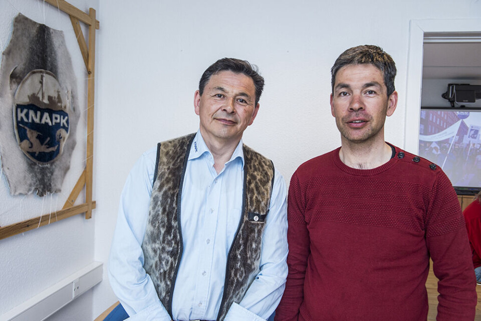 Fungerende formand for KNAPK Leif Fontaine (til venstre) sammen med biolog og seniorkonsulent for miljø Bjarne Lyberth