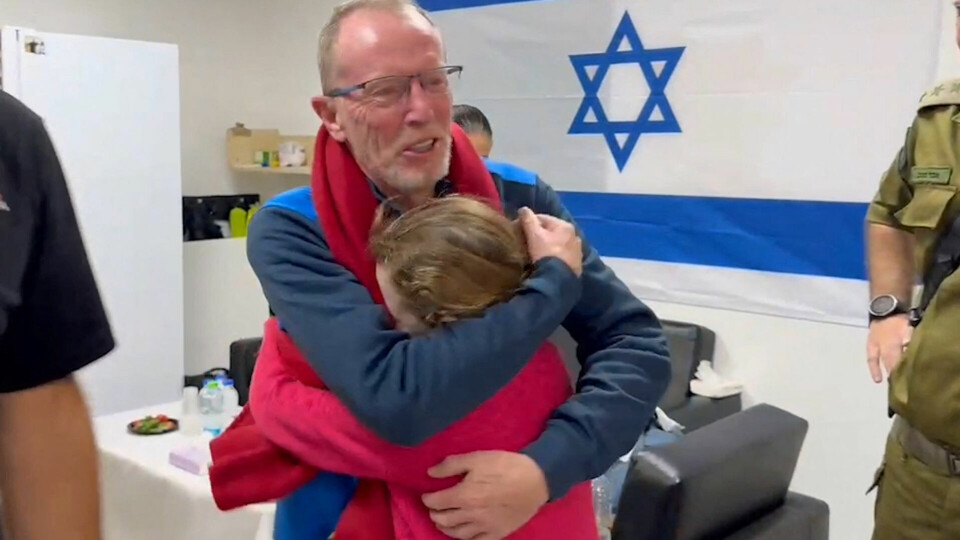 Israel og Hamas indledte fredag en efter planen mindst fire dage lang våbenhvile. Som led i aftalen skal der være daglige udvekslinger af Hamas-gidsler og palæstinensiske fanger i Israel. Her bliver en irsk-israelsk pige genforenet med sin far.