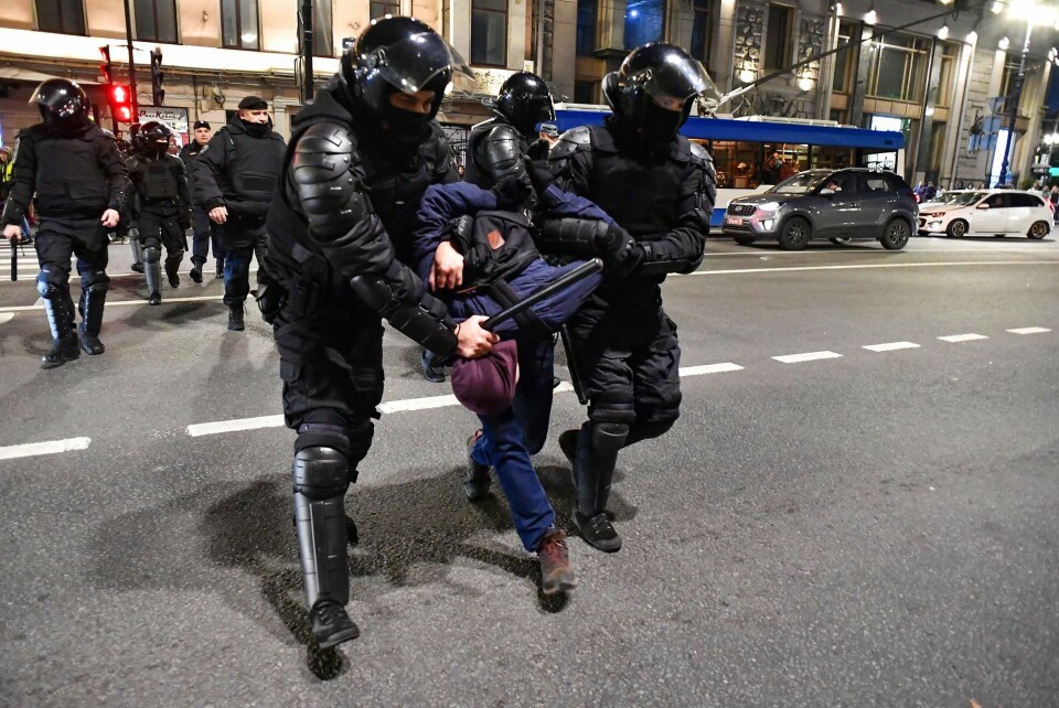Kampklædt politi har anholdt demonstranter flere steder i Rusland.