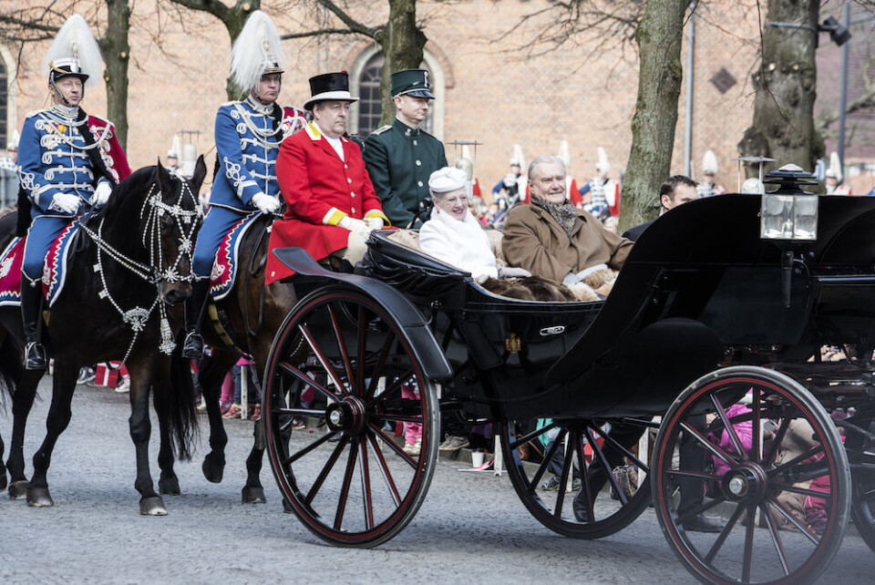 I forbindelse med dronningens 75-års fødselsdag var regentparret på karettur gennem Aarhus den 8. april