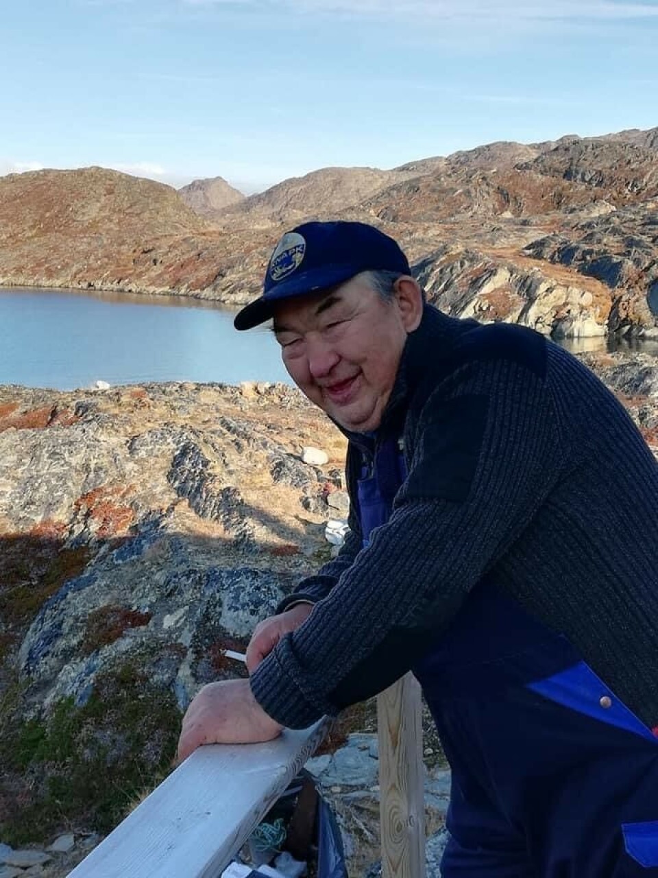 - Grunden til jeg har valgt titlen “Malissuit ataanni” er respekten for alle de mænd, som har valgt havet som deres erhvervsområde, men som desværre er begravet under de mange store bølger, siger Marius Olsen.