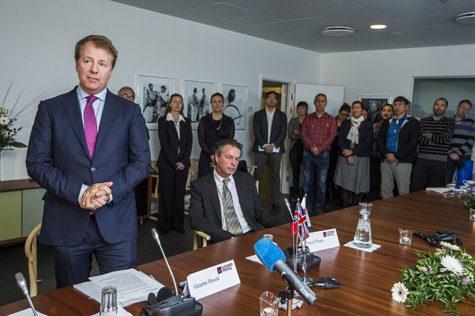 Administrerende direktør i London Mining Graeme Hossie til venstre og projektvicedirektør i Isua-projektet Marcel Pineau. Billedet er taget, da London Mining underskrev aftalen med selvstyret den 24. oktober i Nuuk