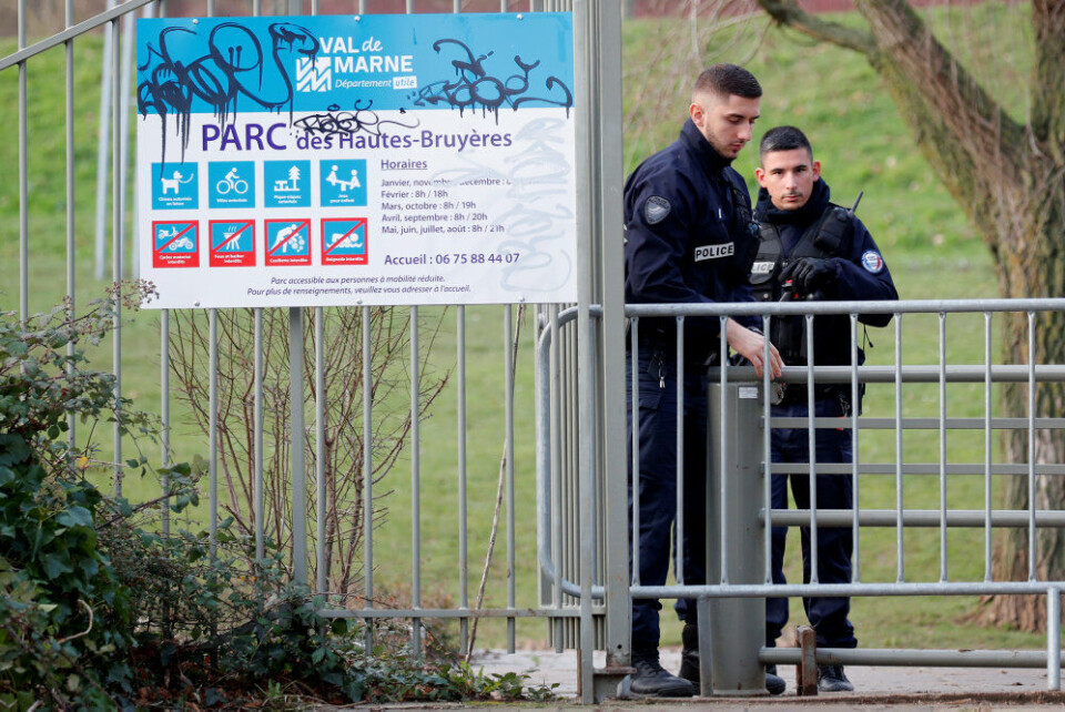 Fransk politi har lukket adgangen til den park i en forstad syd for Paris, hvor en mand angreb flere personer med kniv fredag kort efter klokken 14. Gerningsmanden er 'neutraliseret', har politiet oplyst, mens en tv-station rapporterer, at han er skudt og dræbt af politiet.