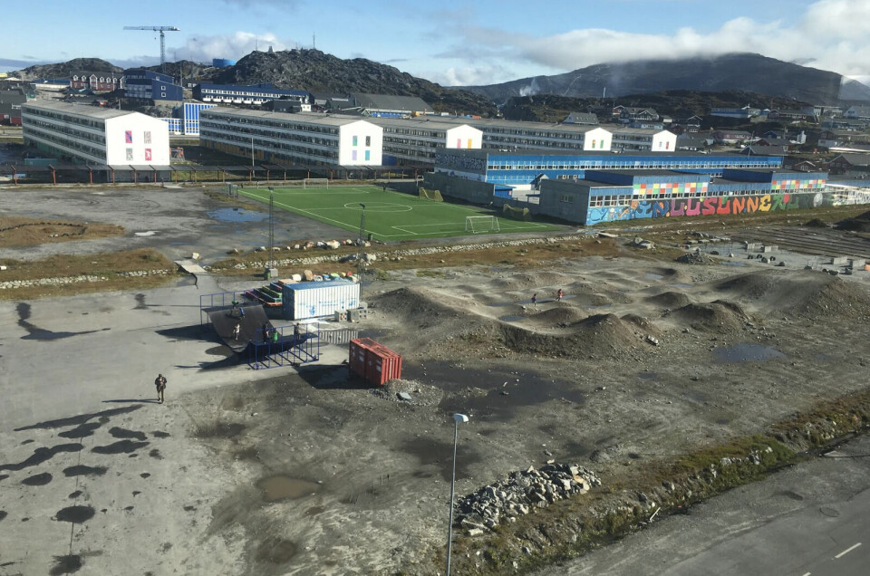 Her skal den nye skole ligge. Mellem blokkene, Rådhuset og Hotel Hans Egede