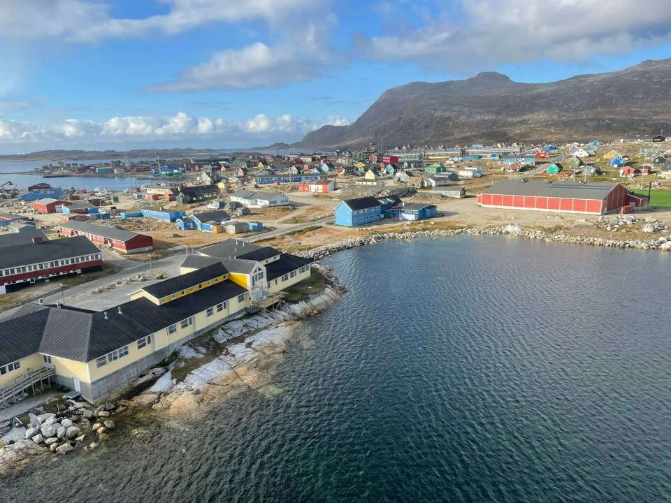 To ud af tre indlagte patienter med Covid-19 er taget ud af isolation i Nanortalik.