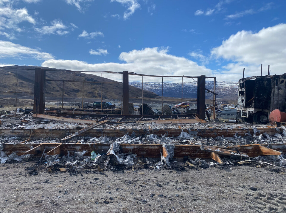 To halv udbrændte beboelsesvogne fra Kellyville på dumpen i Kangerlussuaq.