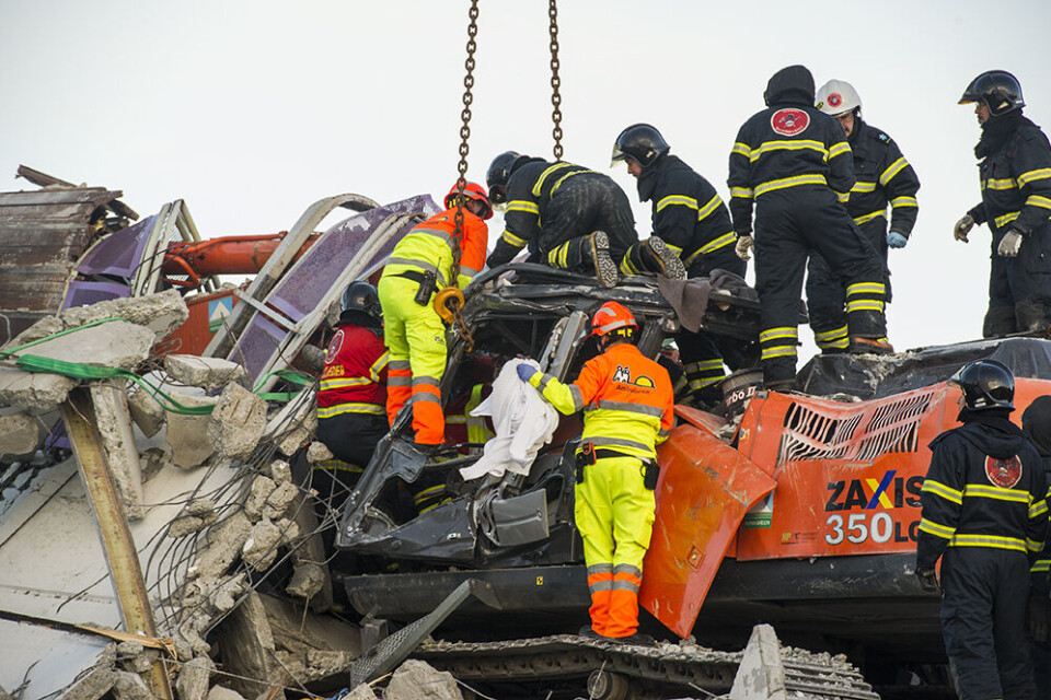 Efter at have været fastklemt i sin gravko i cirka en time i forbindelse med fredagens nedrivning af blok P i Nuuk blev manden lørdag opereret. Senere, om en uges tid, når han har det bedre, skal et lignende indgreb ske i nakken, oplyser familien. Foto: Leiff Josefsen