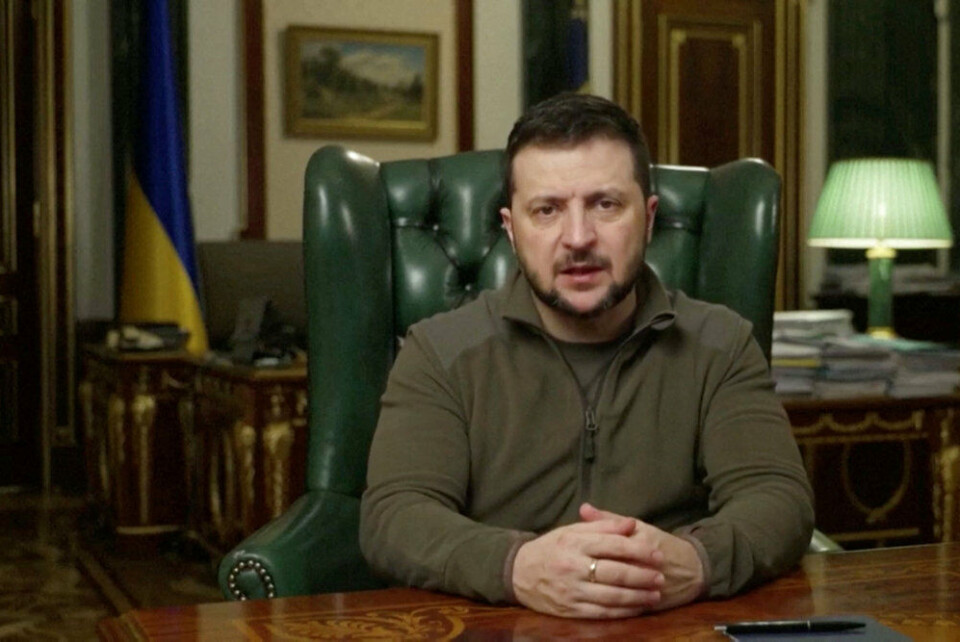 Ukraines præsident, Volodymyr Zelenskyj, ses her i en tale, hvor han advarer om, at russiske styrker i Ukraine kan anvende kemiske våben. Moskva advarer ifølge BBC Vesten om, at våbenleverancer til Ukraine kan få 'uforudsigelige følger'.