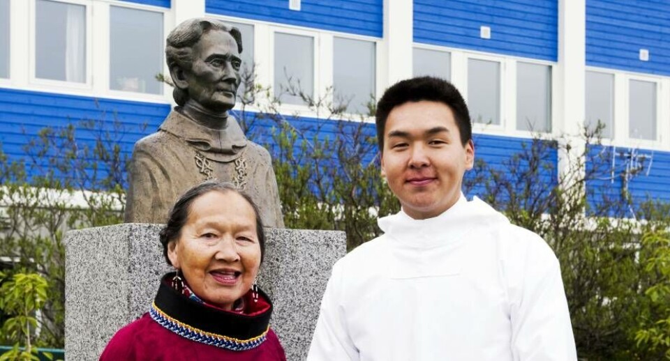 Kommunalbestyrelsesmedlem Angutitsiaq Isbosethsen fra IA står sammen med Magga Karlsen under Agnete Nielsens buste. John RasmussenPensioneret skolelærer Peter Larsen gir trommen en ordentlig omgang. John RasmussenFamilien Enoksen koger sæl kød ved Kuukasik. John RasmussenVinderen af sælhunde konkurrencen blev James Tobiassen, der brugte omkring 50 minutter. John RasmussenEnkefrue Frederikke Petrussen hejste (med god hjælp) flaget på stangen længst væk. John Rasmussen John Rasmussen John Rasmussen John Rasmussen John Rasmussen
