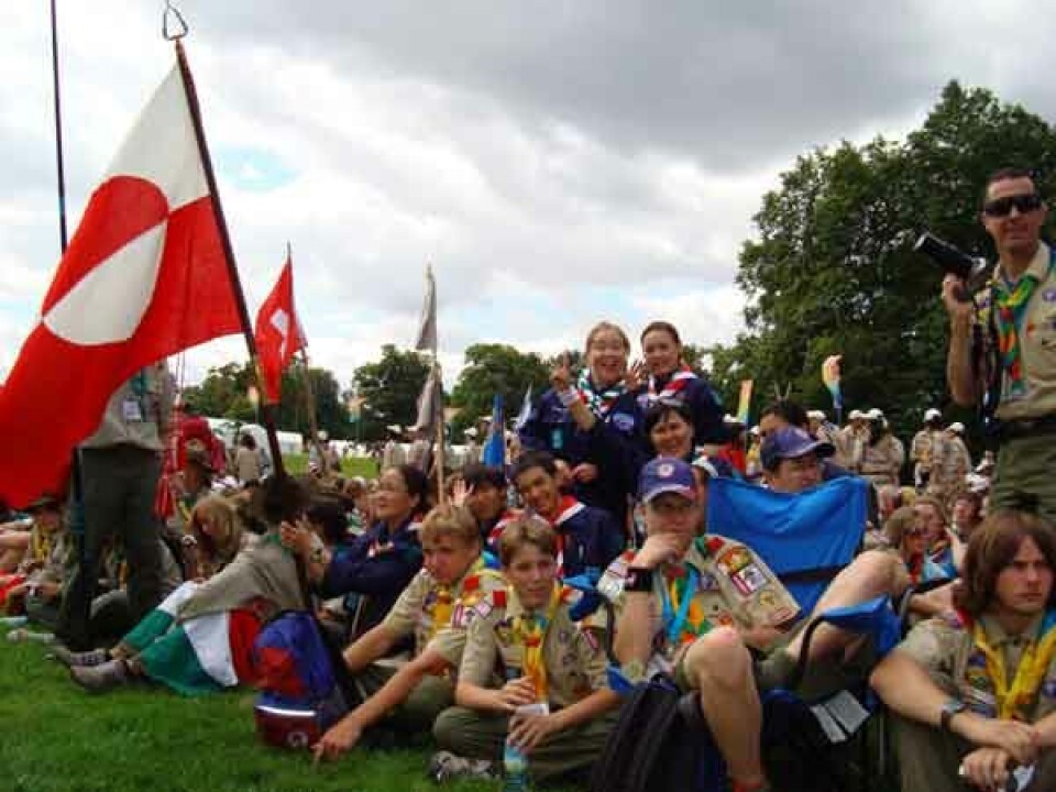 Spejderleder Lone Abelsen fra Nanortalik bar det grønlandske flag ved åbningsceremonien den 28. juli.