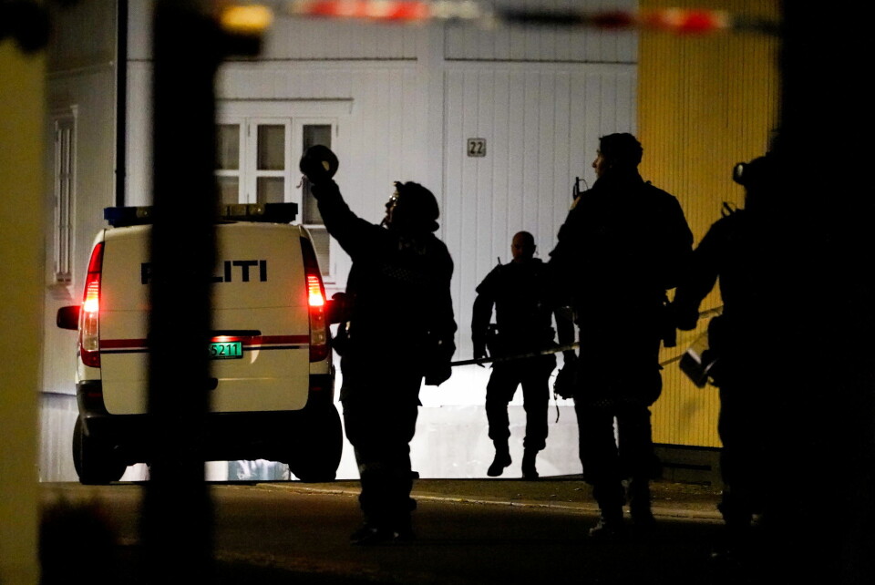 De fem personer blev dræbt over et stort område med flere forskellige gerningssteder. En politimand i civil blev såret under angrebet.